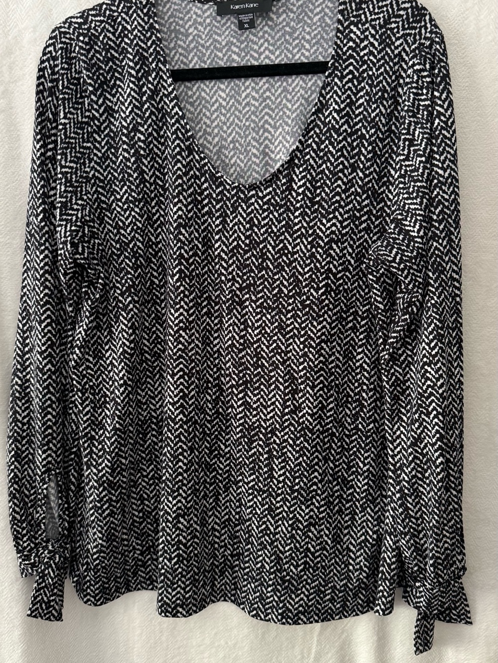 Karen Kane Black & White Long Sleeve Scoop Neck Chevron Top